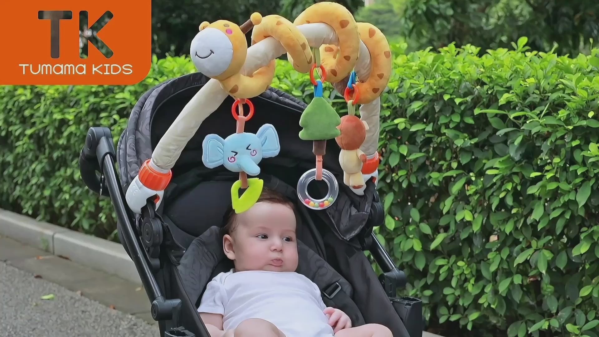 Mom-uses-this-Baby-stroller-arch-toy-to-comfort-her-baby